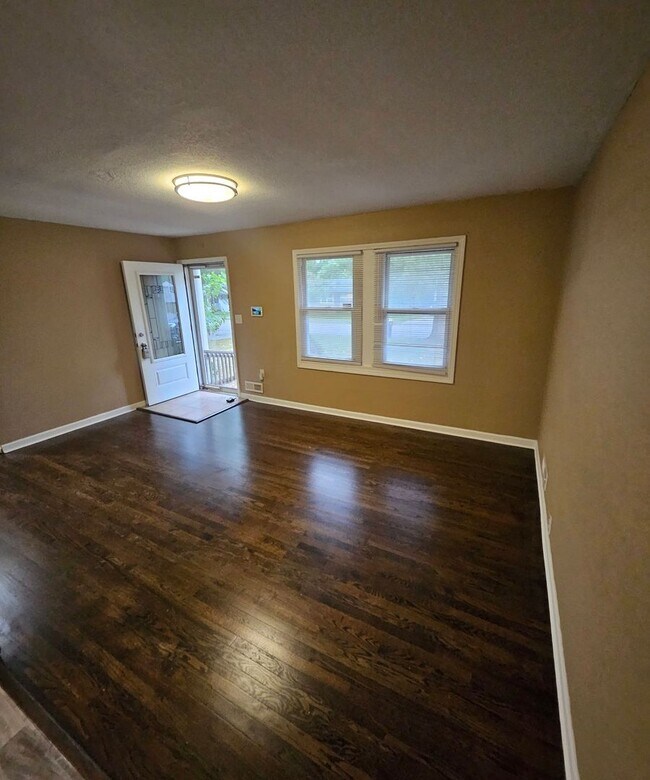 Building Photo - 3-bedroom, 1-bathroom home located in the heart of Kansas City, MO $1350.00!