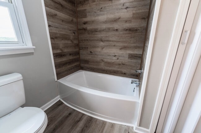 Building Photo - 212 Couch St