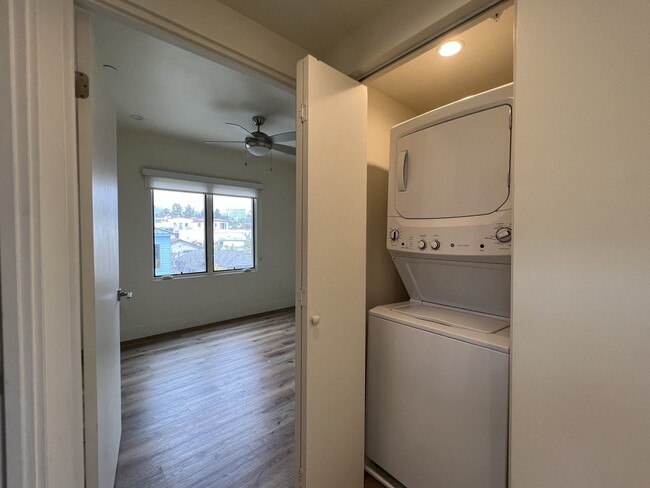 Building Photo - Modern 3BD/2.5BA in La Jolla! Private Doub...