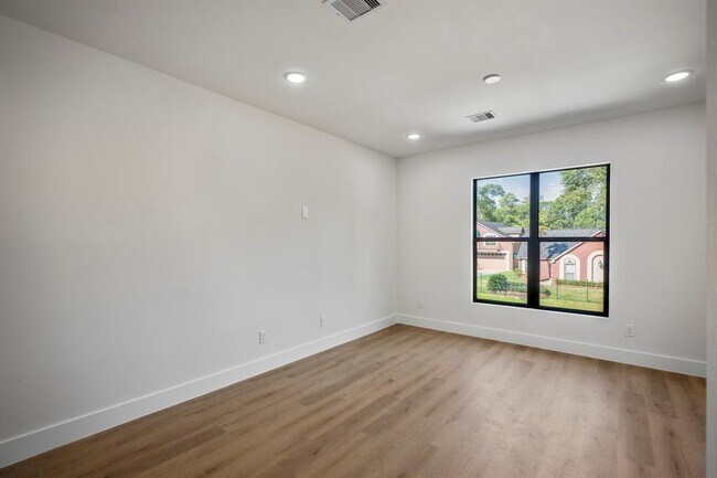 Building Photo - 10728 Twin Oak Dr