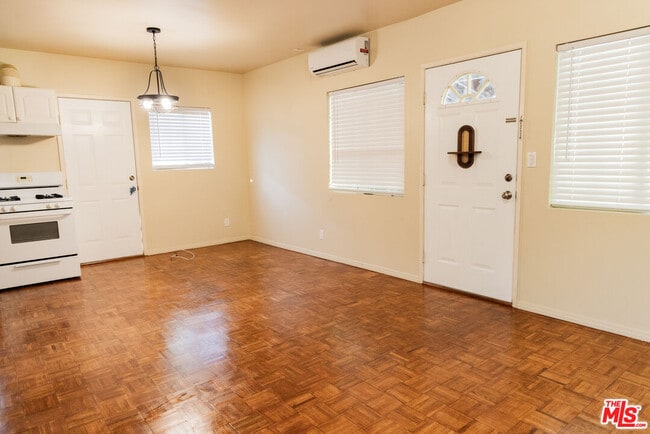 Building Photo - 642 N La Jolla Ave