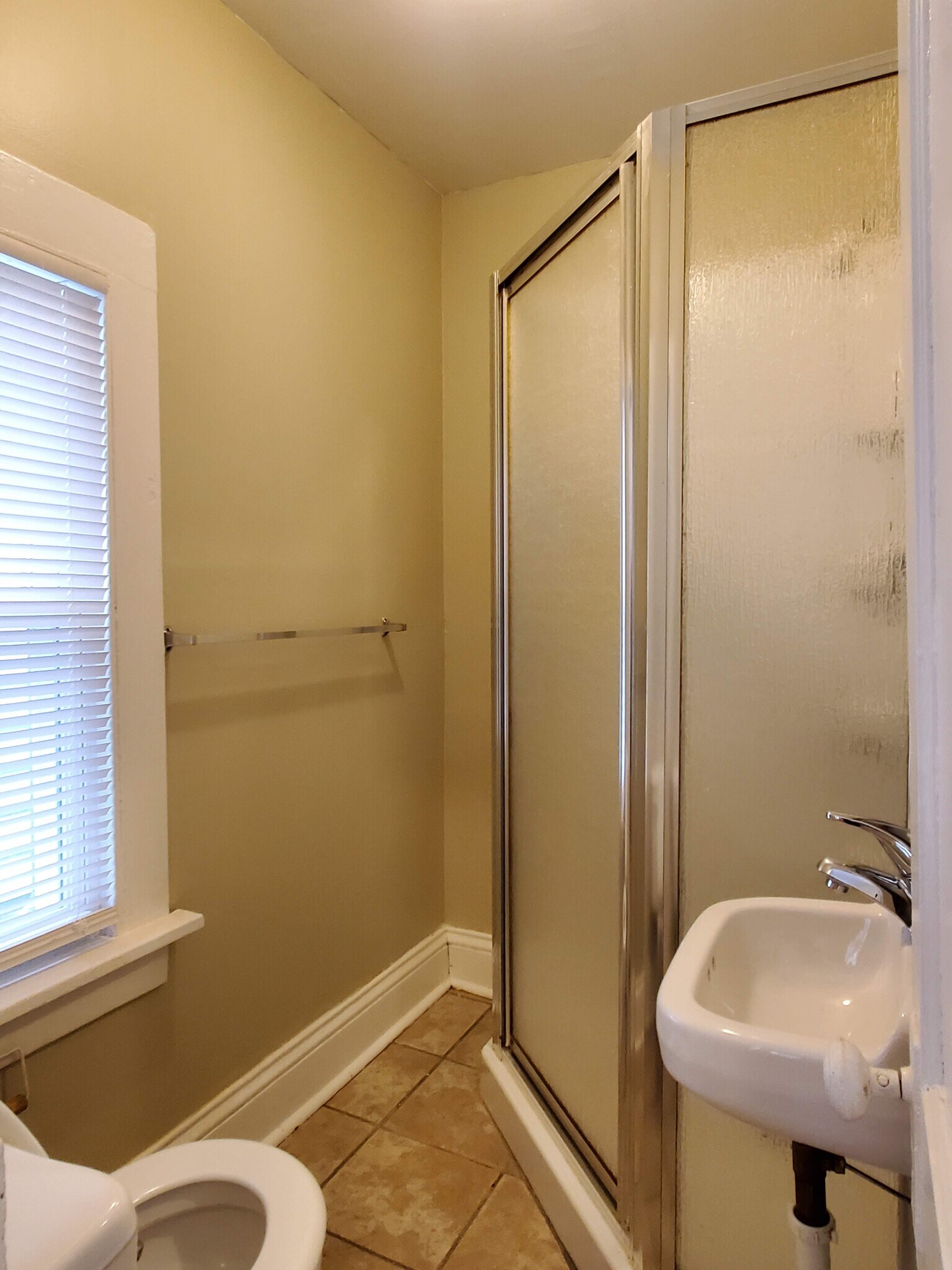 Building Photo - 1927 E Hillcrest Ave