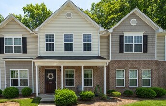 Building Photo - Lovely 2 bedroom 2 1/2 bathroom Townhome in Northeast Greensboro!