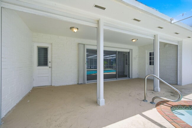 Building Photo - 321 E Chaminade Dr