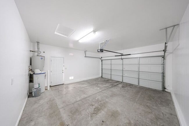 Building Photo - MOVE IN SPECIALS!! Charming 4 Bed 2 bath 2 Car Garage Home in the heart of Peoria