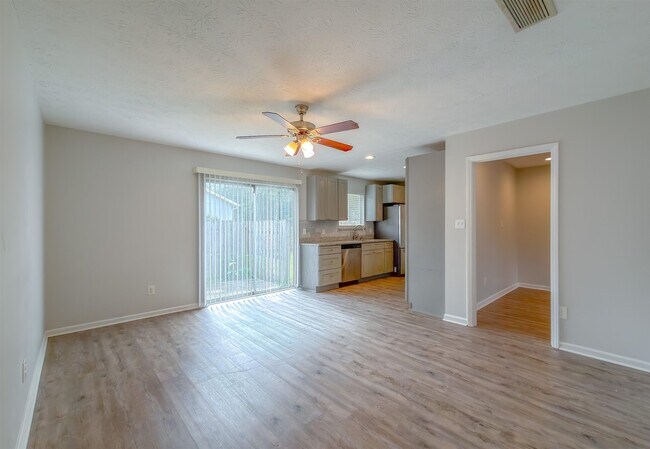 Building Photo - 3235 Springdale Dr