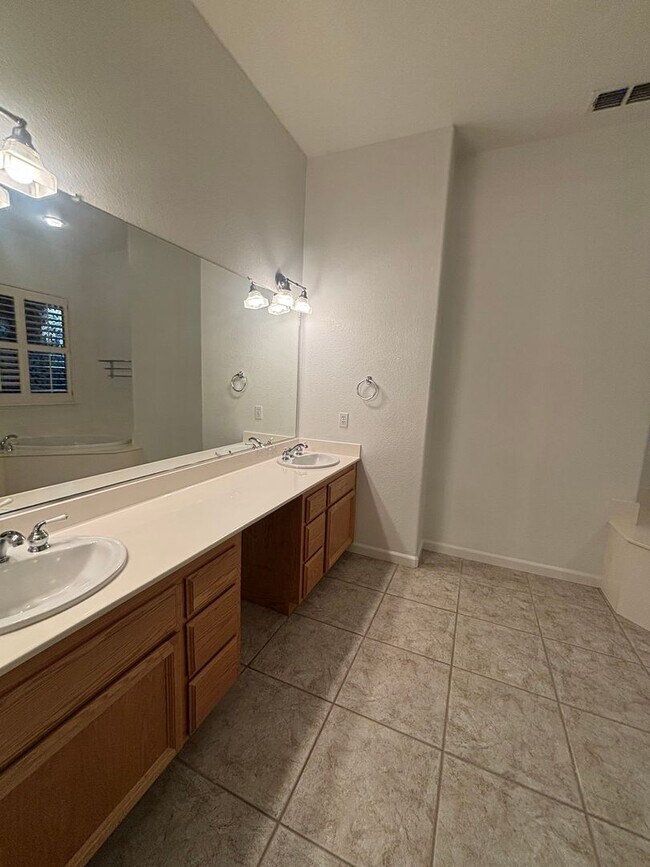 Building Photo - Beautiful 3 Bedroom 3 Bath Home