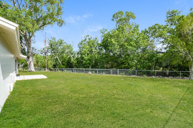 Building Photo - 1117 N Singleton Ave