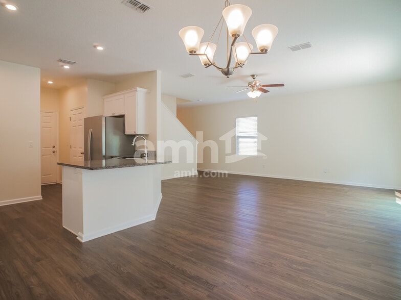 Building Photo - 212 W Jayce Way