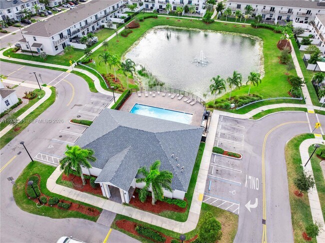 Building Photo - 818 SE 17th St