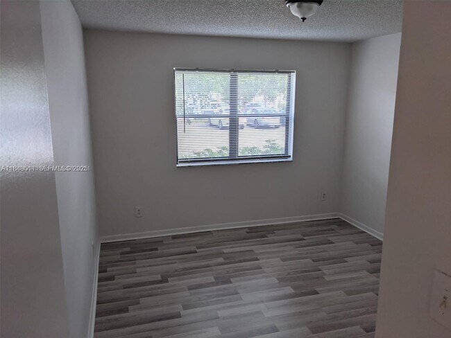 Building Photo - 560 S Park Rd