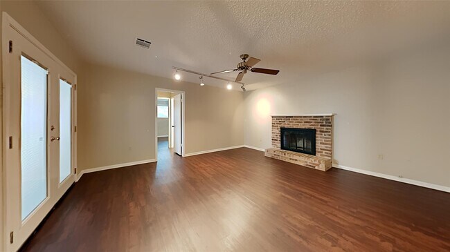 Building Photo - 1910 Pear Creek Cir