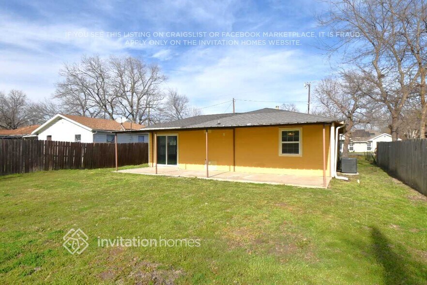 Building Photo - 208 Ennis St