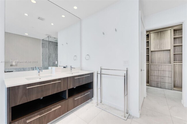 Building Photo - 480 NE 31st St