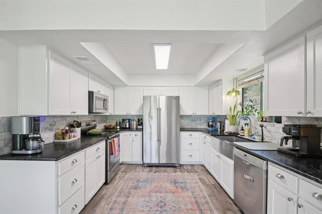 Building Photo - 730 Vanguard St