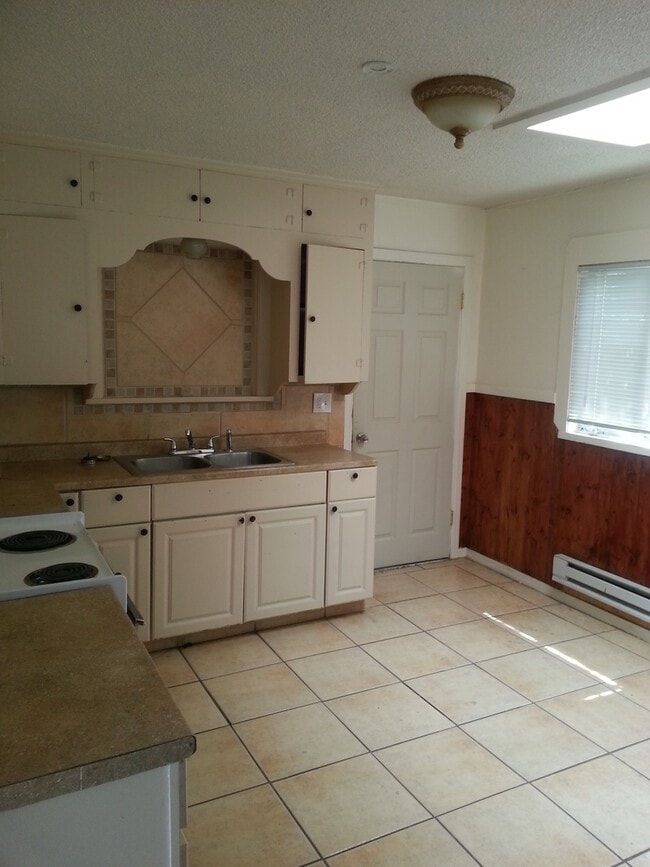 Building Photo - Cute East Side Cottage 3 Bedroom Home