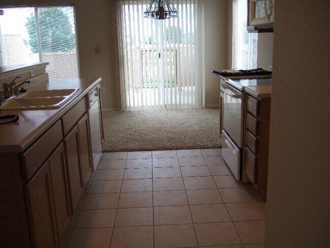 Building Photo - 3 Bedroom End Unit Townhome