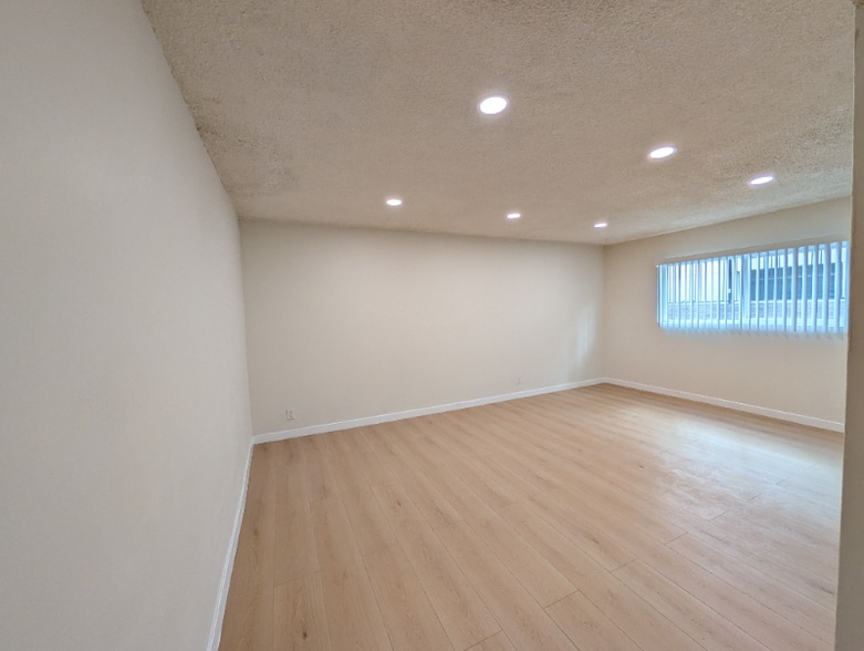 Building Photo - 5252 Hermitage Ave