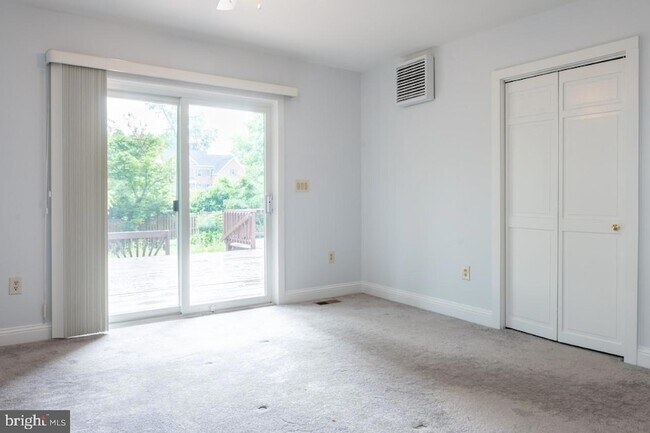 Building Photo - 2031 Hillside Dr