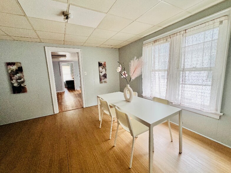 Building Photo - 2114 S 11th St