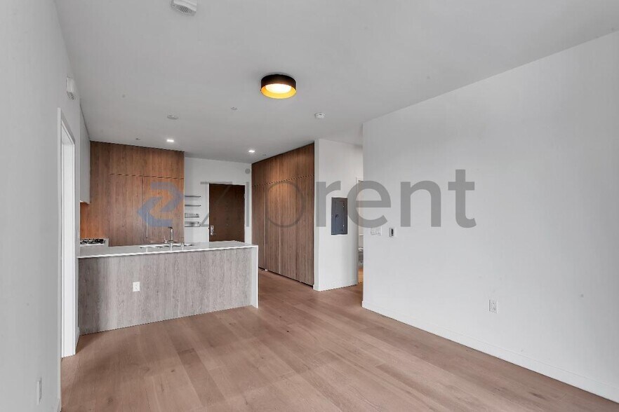 Building Photo - Unit 404