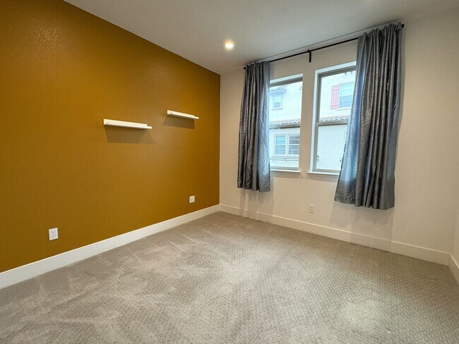 Building Photo - Modern 3BR/3BA Townhome in Prime Mountain View Location