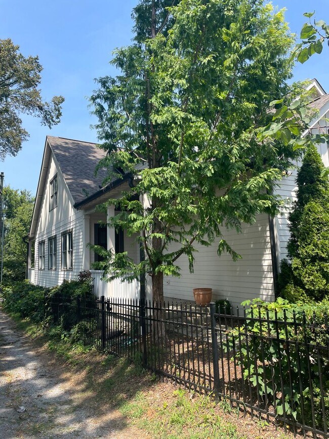 Building Photo - 1206 Chapel Ave