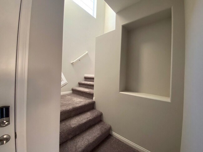 Building Photo - 4 BED 2.5 BATH 2 CAR GARAGE,  LARGE CORNER...