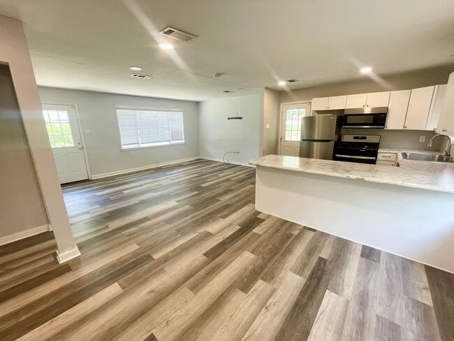 Building Photo - Charming 3 Bedroom Home in Pearl!