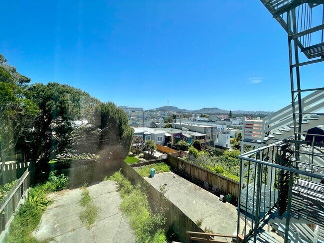 Building Photo - 538-540 36th Avenue (1104r)
