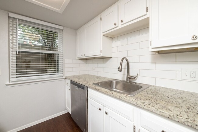 Building Photo - Remodeled Townhome with Granite & Stainless appliances