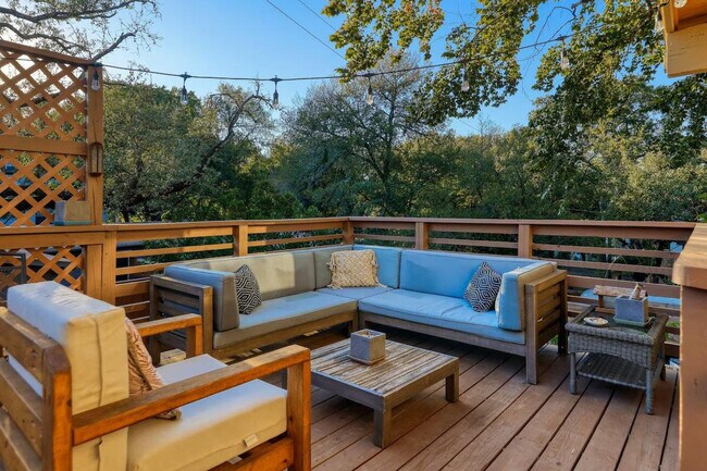 Building Photo - 2906 Westhill Dr