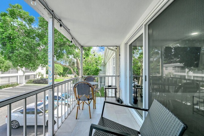 Building Photo - 6279 Bay Club Dr