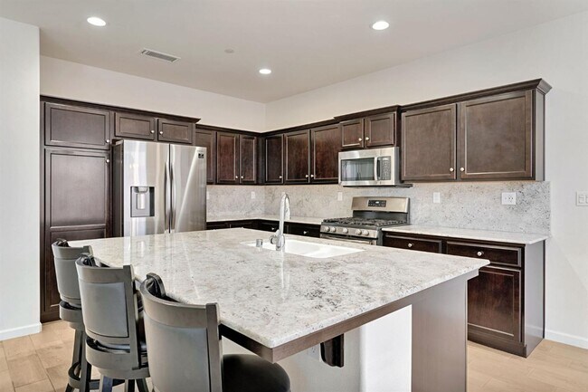 Building Photo - MOVE IN READY!! 3 BEDROOM 2 BATH HOME