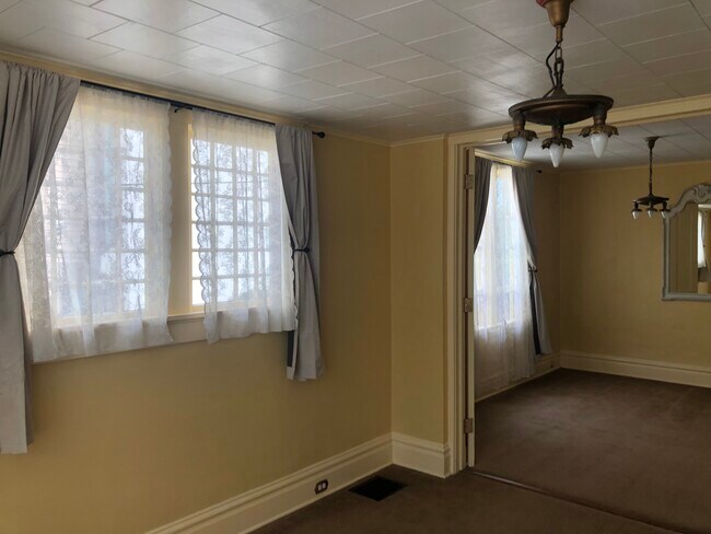 Sitting room toward living room - 30 NE Stanton St
