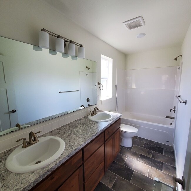 Building Photo - Dog Friendly 3bed : 2.5 bath home w/ Garage