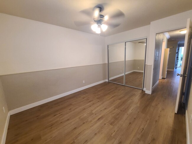 Building Photo - 2 bed 1.5 baths in College area.