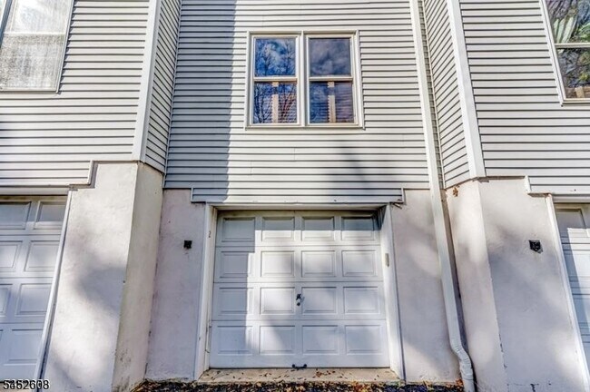 Building Photo - 2 Colonial Ct