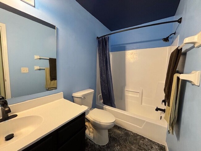 Building Photo - X-LARGE 1 BR/1 BA Condo Available 5/1 in a Beautiful St. Paul Neighborhood!