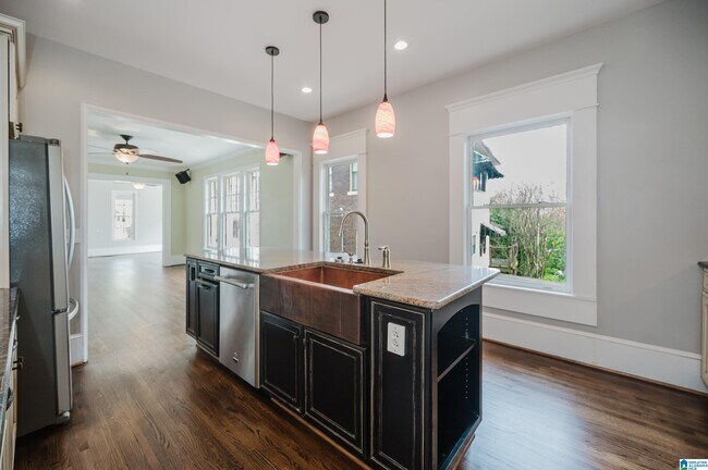 Building Photo - 2810 Rhodes Cir S