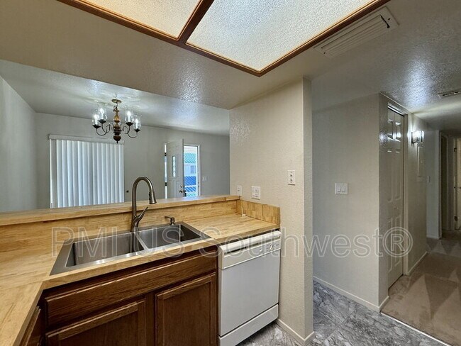 Building Photo - 1800 Club House Dr