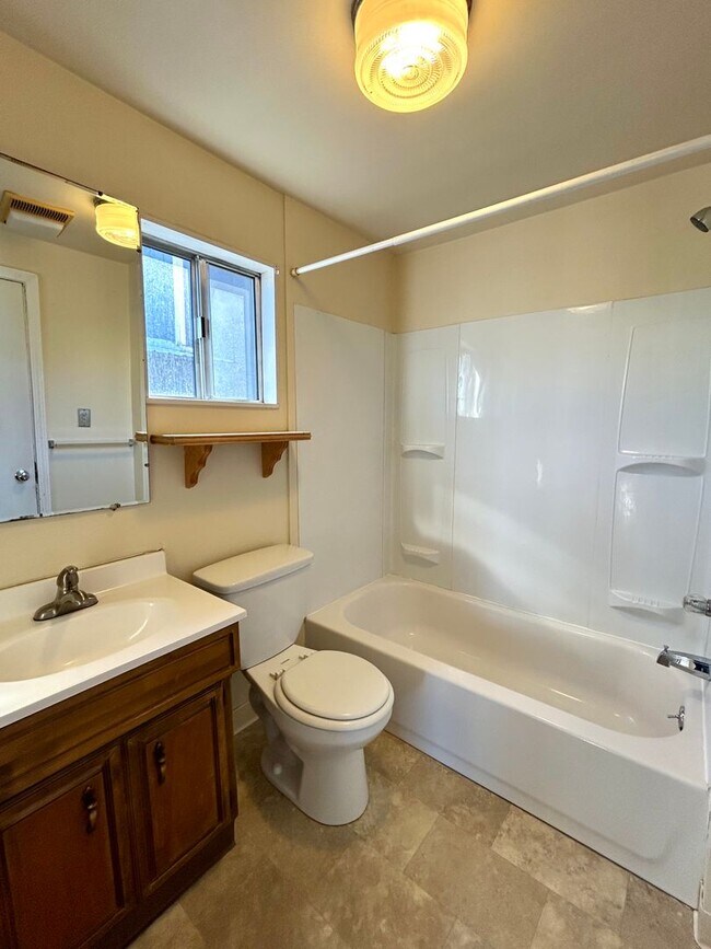 Building Photo - Unique 5 Bedroom Home