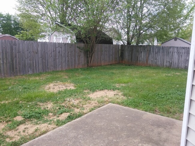 Building Photo - Minutes from Post, shopping, and local parks. 3 bed/2 bth, 1200 sq.ft, fenced backyard!