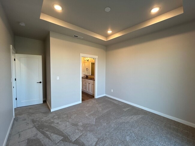 Building Photo - MOVE IN SPECIAL- Stylish 2BR + Office Duplex in SE Bend – Garage & Smart Home Perks - PENDING APP...