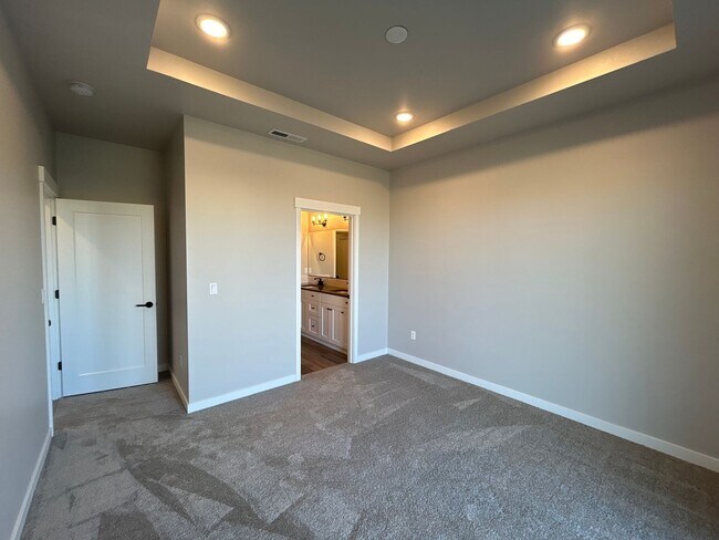 Building Photo - Stylish 2BR + Office Duplex in SE Bend – Garage & Smart Home Perks