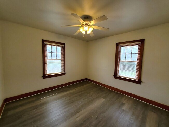 Building Photo - FOR RENT- Large Home with Fenced in Yard n...