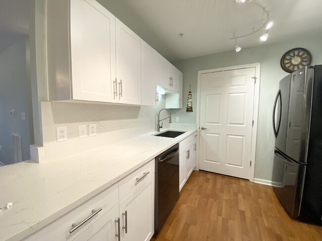 Building Photo - Two Bedroom Spacious Condo Near Everything...