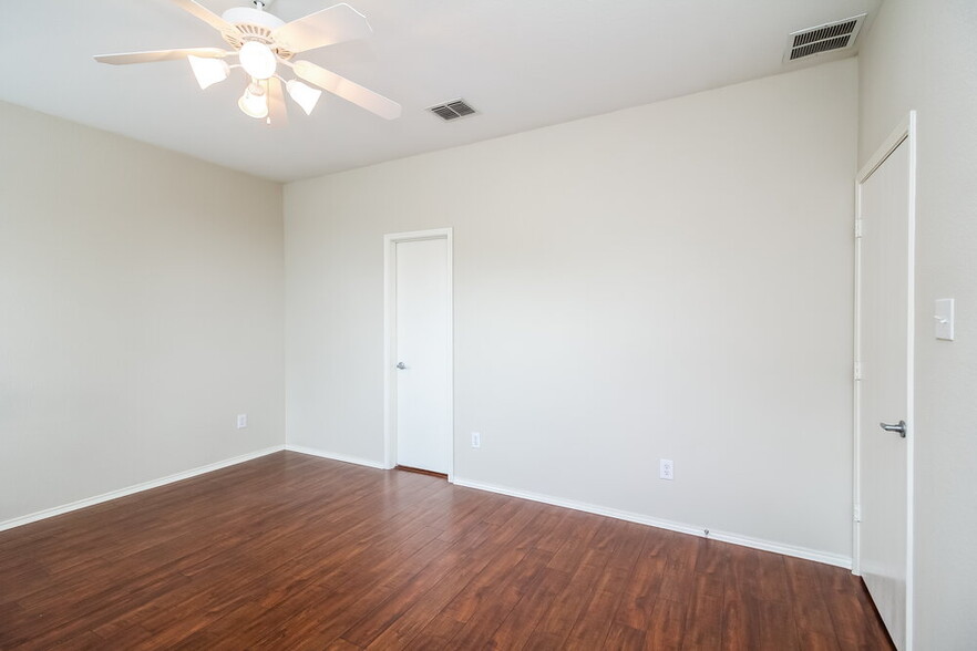 Building Photo - 10005 Blue Bell Dr