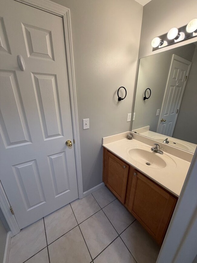 Building Photo - 2 Bedroom Brick Townhome in Franklin,TN's Desirable Hardison Hills Community
