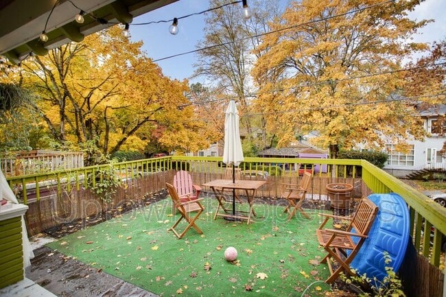 Building Photo - 2424 SE Yamhill St